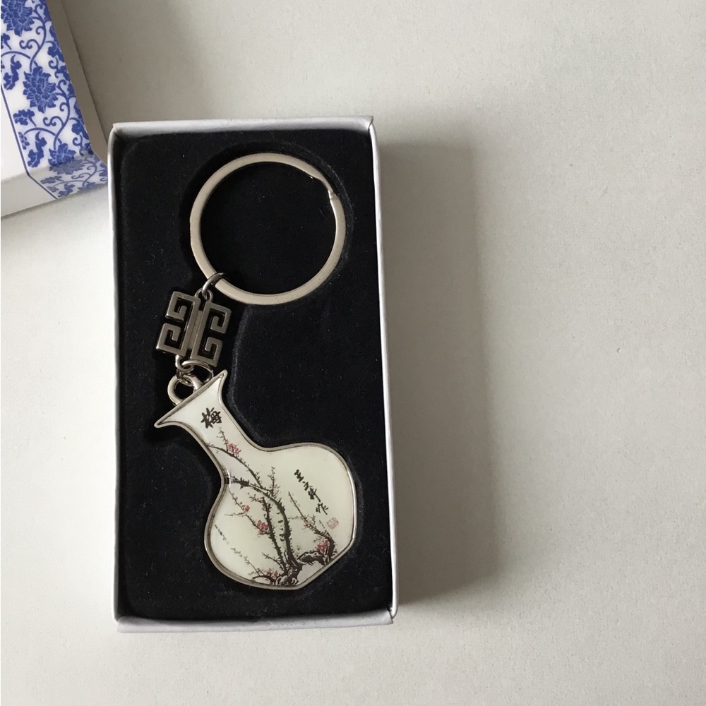 Elegant Vase Keychain with Floral Design